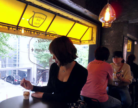 카페망고식스 2.0에서 고객들이 디저트를 즐기고 있다.  망고식스 제공